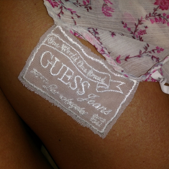 Guess Shirt Size Medium Pink Cream Floral! - Picture 5 of 16